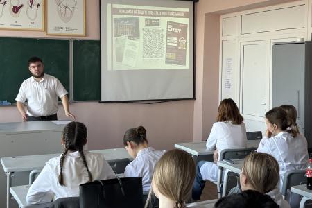 Рязанские коммунисты провели урок об истории комсомола в Рязанском медицинском колледже