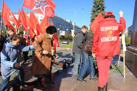 Верность идеалам коллективизма: Жители Иванова почтили память жертв расстрела Дома Советов