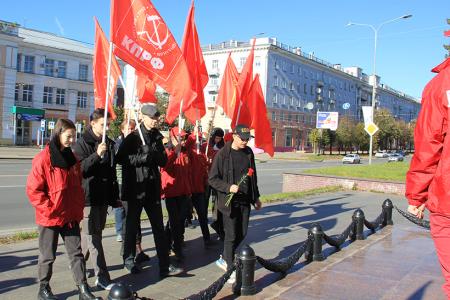 Верность идеалам коллективизма: Жители Иванова почтили память жертв расстрела Дома Советов