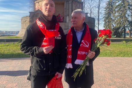 Торжественное возложение цветов в Костроме: День Комсомола у памятника В.И. Ленину
