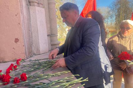 Торжественное возложение цветов в Костроме: День Комсомола у памятника В.И. Ленину