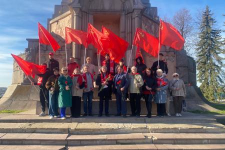 Торжественное возложение цветов в Костроме: День Комсомола у памятника В.И. Ленину