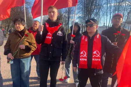 Торжественное возложение цветов в Костроме: День Комсомола у памятника В.И. Ленину