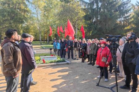 Коммунисты Новосибирска почтили защитников Верховного Совета России