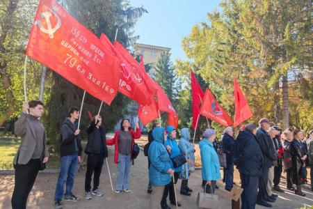 Коммунисты Новосибирска почтили защитников Верховного Совета России