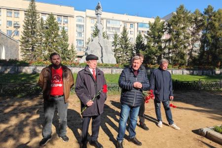 Коммунисты Новосибирска почтили защитников Верховного Совета России