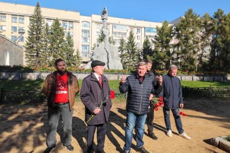 Коммунисты Новосибирска почтили защитников Верховного Совета России