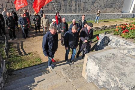 Коммунисты Новосибирска почтили защитников Верховного Совета России