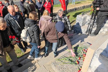 Коммунисты Новосибирска почтили защитников Верховного Совета России