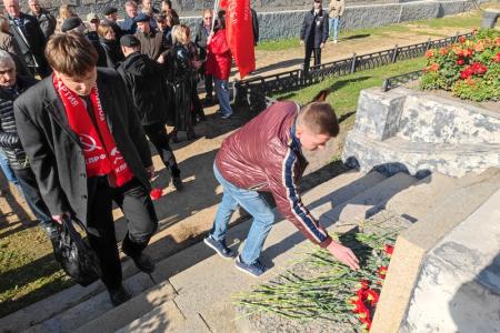Коммунисты Новосибирска почтили защитников Верховного Совета России