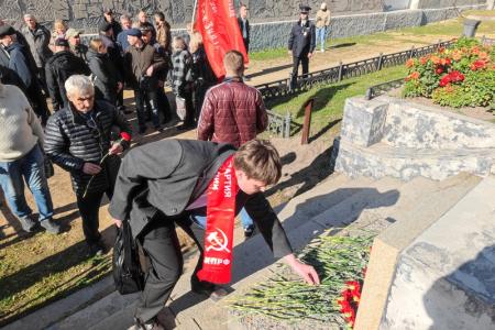 Коммунисты Новосибирска почтили защитников Верховного Совета России