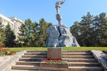 Коммунисты Новосибирска почтили защитников Верховного Совета России