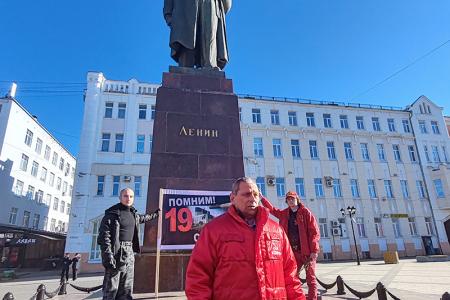 Верность идеалам коллективизма: Жители Иванова почтили память жертв расстрела Дома Советов