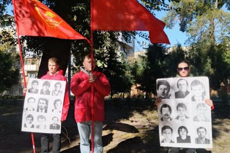 В Саратове состоялась акция памяти, посвященная 33-й годовщине со дня расстрела защитников Белого дома