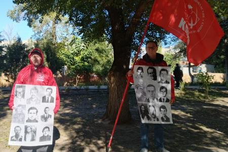 В Саратове состоялась акция памяти, посвященная 33-й годовщине со дня расстрела защитников Белого дома