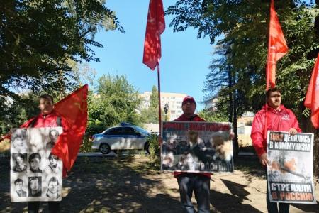 В Саратове состоялась акция памяти, посвященная 33-й годовщине со дня расстрела защитников Белого дома