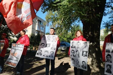 В Саратове состоялась акция памяти, посвященная 33-й годовщине со дня расстрела защитников Белого дома