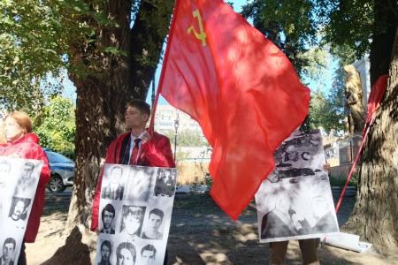 В Саратове состоялась акция памяти, посвященная 33-й годовщине со дня расстрела защитников Белого дома