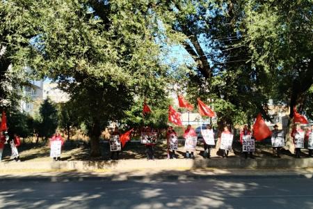 В Саратове состоялась акция памяти, посвященная 33-й годовщине со дня расстрела защитников Белого дома