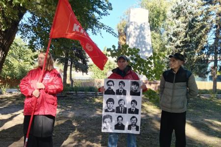 В Саратове состоялась акция памяти, посвященная 33-й годовщине со дня расстрела защитников Белого дома