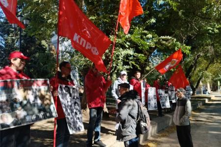 В Саратове состоялась акция памяти, посвященная 33-й годовщине со дня расстрела защитников Белого дома