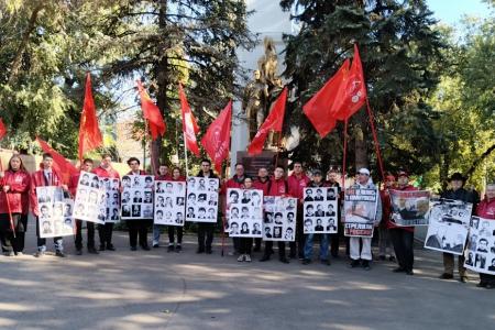 В Саратове состоялась акция памяти, посвященная 33-й годовщине со дня расстрела защитников Белого дома