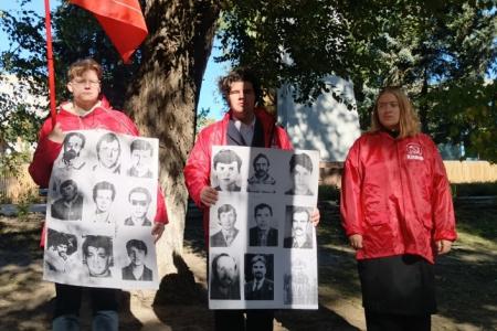 В Саратове состоялась акция памяти, посвященная 33-й годовщине со дня расстрела защитников Белого дома
