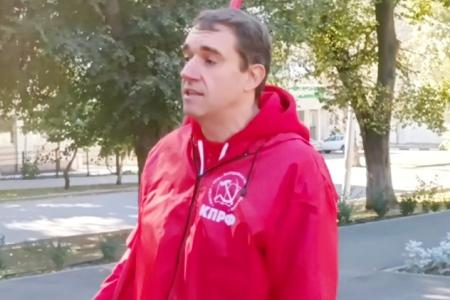 В Саратове состоялась акция памяти, посвященная 33-й годовщине со дня расстрела защитников Белого дома