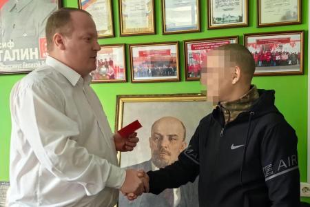 Первый секретарь Ивановского обкома КПРФ Александр Бойков вручил награду бойцу СВО