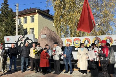 У памятника Зое Космодемьянской: Тамбовские коммунисты и комсомольцы отметили 108-ю годовщину ЛКСМ