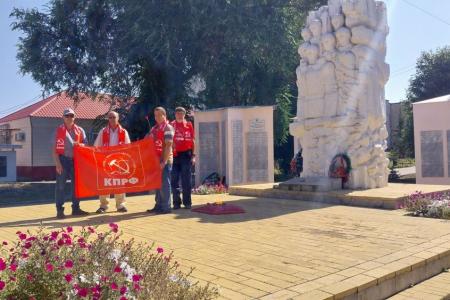 Саратовская область. Балаковские коммунисты в Хвалынске почтили память В.И. Ленина и героев Великой Отечественной войны