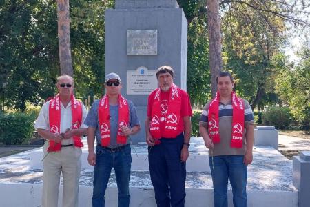 Саратовская область. Балаковские коммунисты в Хвалынске почтили память В.И. Ленина и героев Великой Отечественной войны