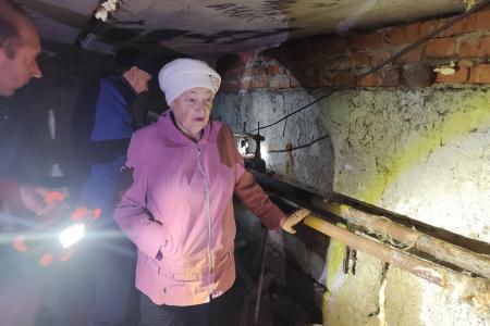 Тюменская область. Тамара Казанцева спустилась в подвал, чтобы лично разобраться: как вернули тепло в дома Учхоза
