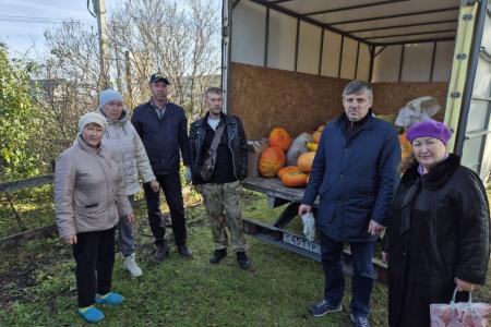 Тюменская область. Активисты КПРФ поделились урожаем с жителями Старой Зареки, пострадавшими от летнего паводка