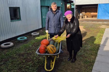 Тюменская область. Активисты КПРФ поделились урожаем с жителями Старой Зареки, пострадавшими от летнего паводка