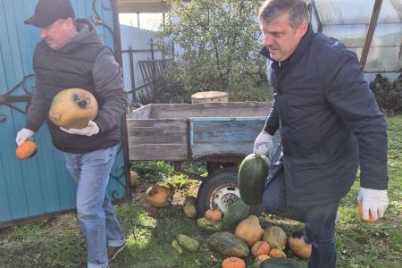 Тюменская область. Активисты КПРФ поделились урожаем с жителями Старой Зареки, пострадавшими от летнего паводка