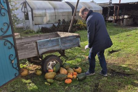 Тюменская область. Активисты КПРФ поделились урожаем с жителями Старой Зареки, пострадавшими от летнего паводка