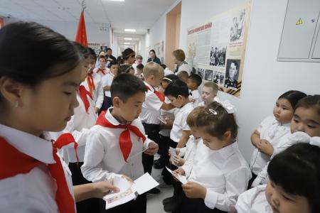 Калмыкия. В Троицкой школе - пополнение в рядах комсомольцев и октябрят