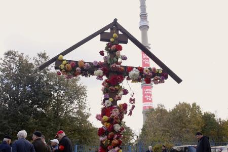 Москва. Репортаж о прошедших траурных мероприятиях по погибшим в Останкино 3 октября 1993 года