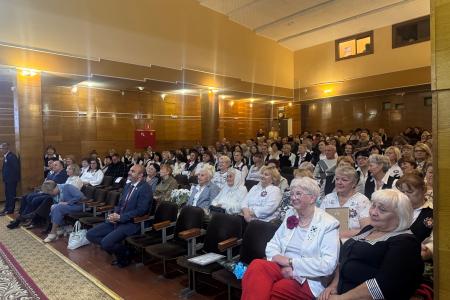 Первый секретарь Севастопольского горкома КПРФ Василий Пархоменко поздравил с 55-летием школу № 22 им. Н.А. Острякова