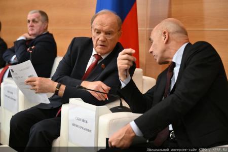 Курс на развитие и социальные гарантии: фракция КПРФ во главе с Зюгановым заставила министров ответить на острые вопросы регионов
