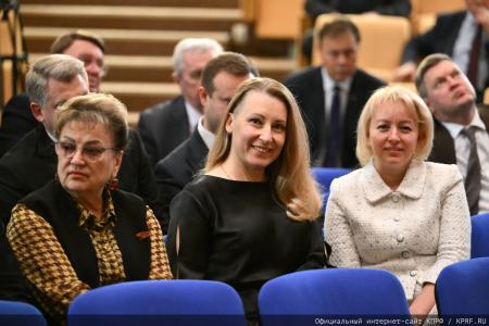 Курс на развитие и социальные гарантии: фракция КПРФ во главе с Зюгановым заставила министров ответить на острые вопросы регионов
