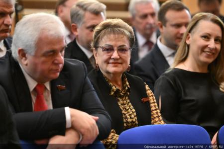 Курс на развитие и социальные гарантии: фракция КПРФ во главе с Зюгановым заставила министров ответить на острые вопросы регионов