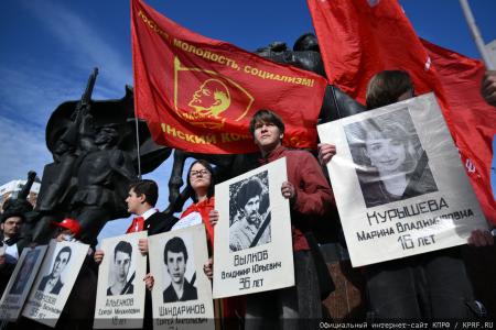 « Nous n'oublierons pas, nous ne pardonnerons pas ! » : Le Parti communiste de la Fédération de Russie a organisé une cérémonie commémorative en l'honneur des défenseurs de la Maison Blanche en octobre 1993.