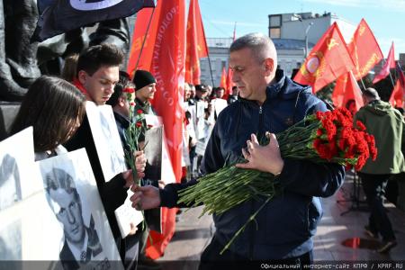 « Nous n'oublierons pas, nous ne pardonnerons pas ! » : Le Parti communiste de la Fédération de Russie a organisé une cérémonie commémorative en l'honneur des défenseurs de la Maison Blanche en octobre 1993.