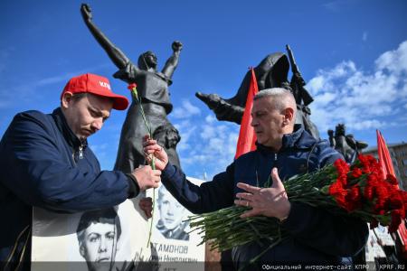 « Nous n'oublierons pas, nous ne pardonnerons pas ! » : Le Parti communiste de la Fédération de Russie a organisé une cérémonie commémorative en l'honneur des défenseurs de la Maison Blanche en octobre 1993.