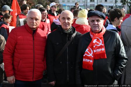 «Не забудем, не простим!»: КПРФ провела акцию памяти защитников Белого дома в октябре 93-го