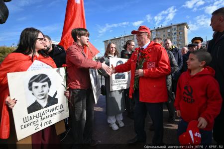 «Не забудем, не простим!»: КПРФ провела акцию памяти защитников Белого дома в октябре 93-го