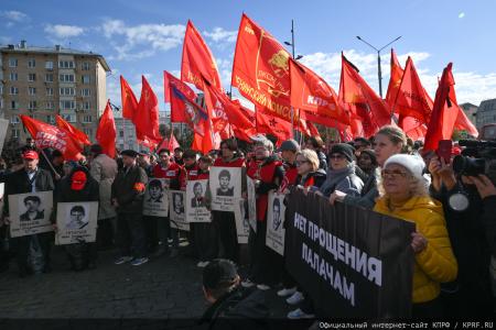 «Не забудем, не простим!»: КПРФ провела акцию памяти защитников Белого дома в октябре 93-го