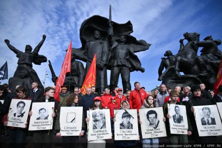 « Nous n'oublierons pas, nous ne pardonnerons pas ! » : Le Parti communiste de la Fédération de Russie a organisé une cérémonie commémorative en l'honneur des défenseurs de la Maison Blanche en octobre 1993.